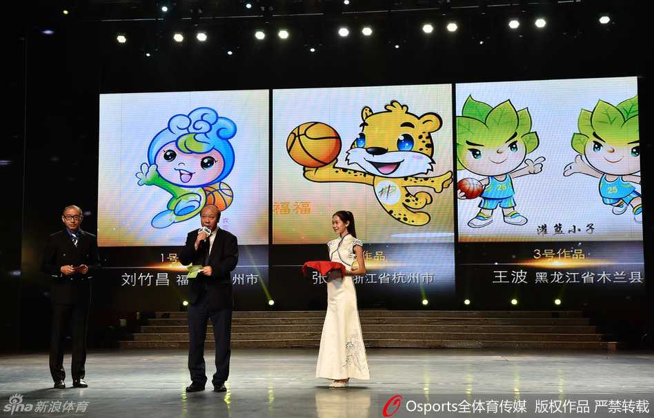 仪式结束后，可兰白克与宫鲁鸣手持吉祥物合影留念，两人笑容灿烂，共同预祝亚俱杯圆满成功