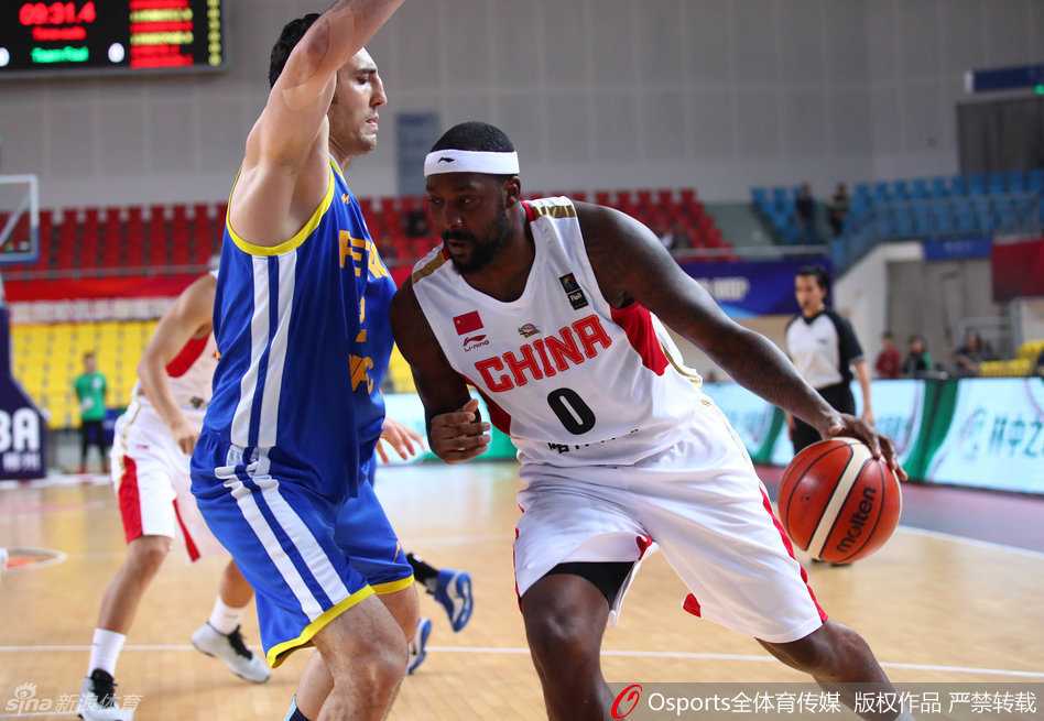 外援安德雷·布拉切如同重型坦克般碾压进伊朗队禁区，他扛着防守球员，肌肉线条紧绷，眼中只有篮筐，试图以一己之力凿穿对手的防线。