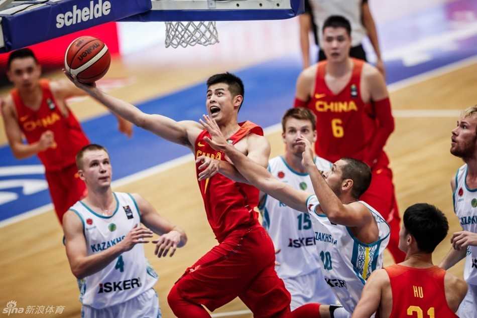 贺天举运球突破两人包夹，眼神余光寻找队友，巧妙地将球分给空位机会更好的球员。