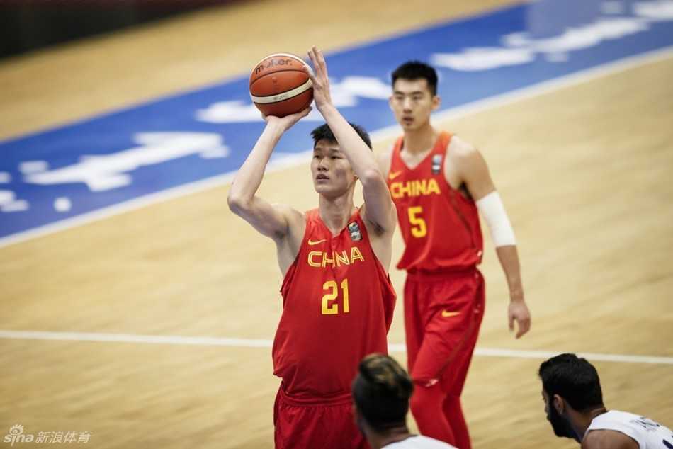 亚洲挑战赛的激情与遗憾:中国国奥男篮历练记 中国国奥队核心胡金秋在印度队员的绕前防守下艰难接球,他全场贡献19分,但无奈全队失误过多,最终吞下失利的苦果。