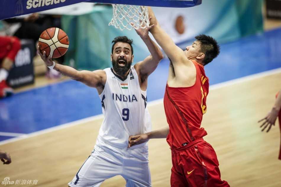 亚洲挑战赛的激情与遗憾:中国国奥男篮历练记 胡金秋在印度队员的严密三人包夹下,依然毫无惧色,强硬起身准备内线进攻,展现出核心内线的担当。