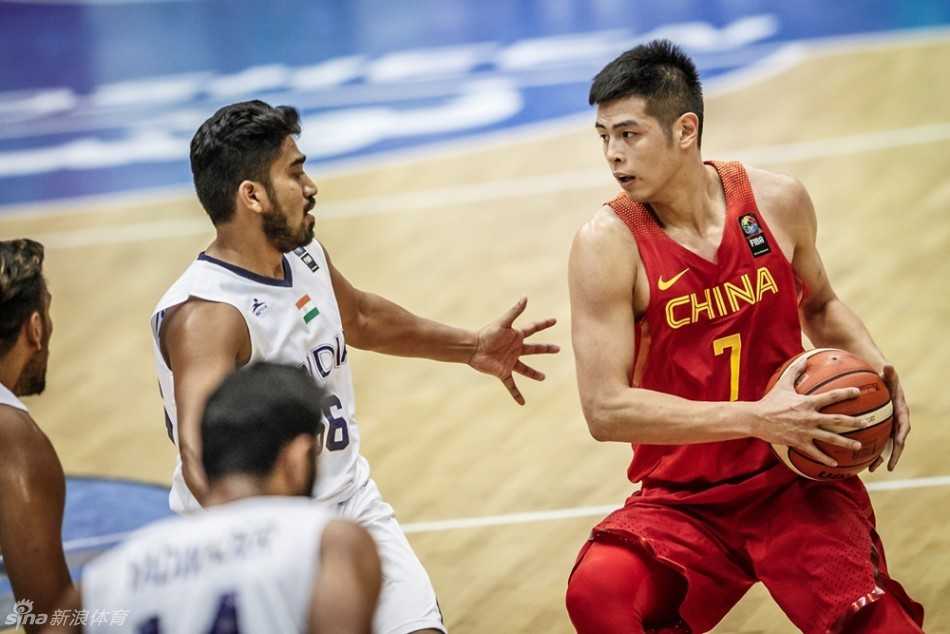 亚洲挑战赛的激情与遗憾:中国国奥男篮历练记 印度队核心球员辛格面对中国国奥队防守,强势突破上篮,他在本场比赛中予取予求,成为球队爆冷获胜的关键。