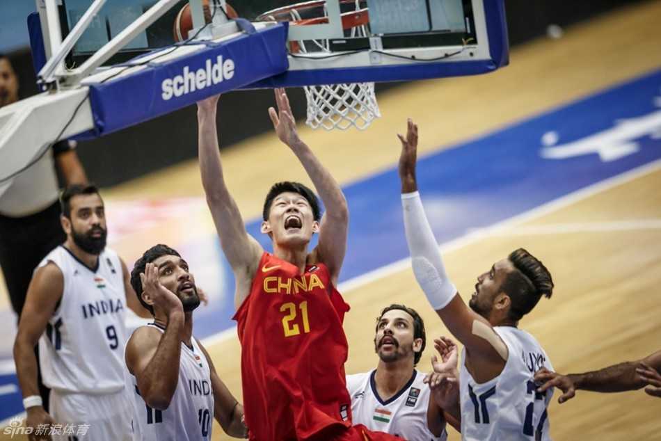 亚洲挑战赛的激情与遗憾:中国国奥男篮历练记 2016年亚洲挑战赛赛场,身穿白色球衣的中国国奥队员与印度队争抢球权,比赛对抗激烈,充满了年轻的活力。