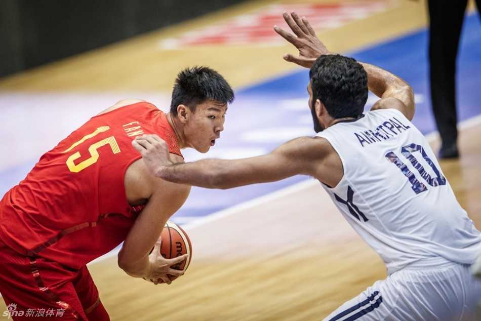 亚洲挑战赛的激情与遗憾:中国国奥男篮历练记 中国国奥队球员飞身跃起,试图封盖印度队员的投篮,全队在防守端拼尽全力,但最终还是遗憾告负。