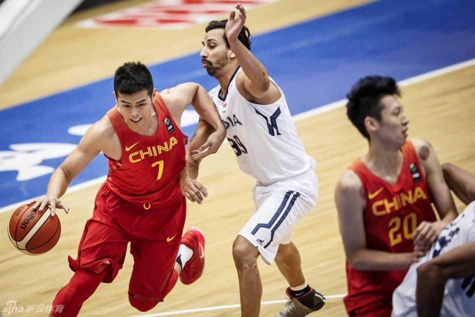 亚洲挑战赛的激情与遗憾:中国国奥男篮历练记 内线悍将邹雨宸高高跃起,双臂大力灌框,用标志性的暴扣点燃了全场观众的激情,提振了球队的士气。
