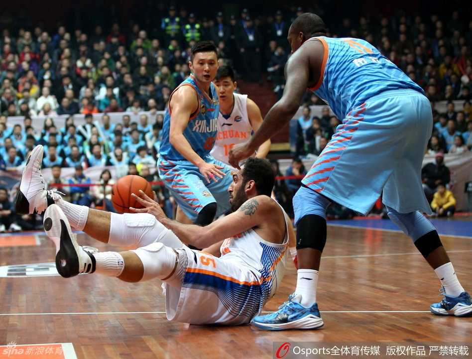 周琦在进攻端获得机会，果断中距离出手，这是他与前辈哈达迪对抗中磨练出的得分手段。