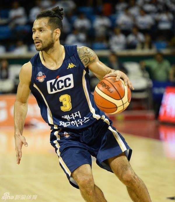 亚洲篮球冠军联赛揭幕战遗憾落败,四川男篮加时惜败韩国劲旅 孟达在三分线外虚晃一枪,果断持球加速突破,他压低重心,迎着防守人的长臂,试图撕开对手的防线,为队友创造机会。