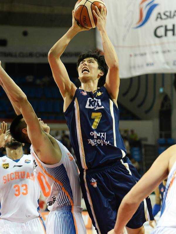 亚洲篮球冠军联赛揭幕战遗憾落败,四川男篮加时惜败韩国劲旅 张春军在禁区深处稳稳地卡住身位,他张开双臂,像一座铁塔般将对手挡在身后,为队友拼抢篮板球创造了有利空间。