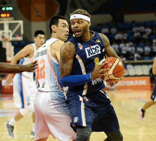 亚洲篮球冠军联赛揭幕战遗憾落败,四川男篮加时惜败韩国劲旅 在激烈的篮下对抗中,四川队老将孟达不惜体力,用身体紧紧扛住对方身材魁梧的外援,试图干扰其投篮节奏,眼神中透露出坚毅和不屈。