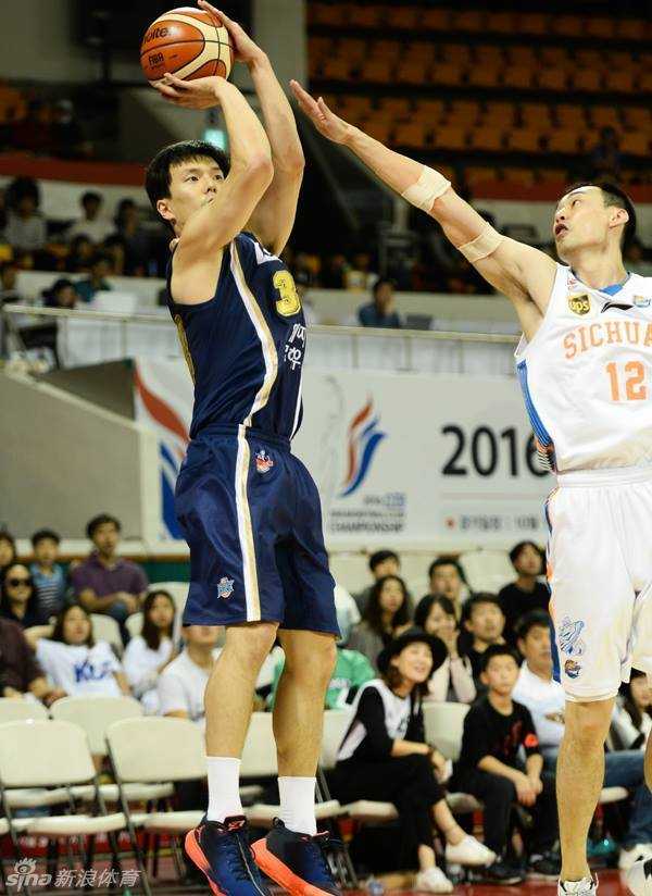 亚洲篮球冠军联赛揭幕战遗憾落败,四川男篮加时惜败韩国劲旅 四川队哈里斯在对方的严密包夹下强行起跳投篮,身体在空中失去平衡,但他依然努力将球投向篮筐,展现出极强的个人能力。