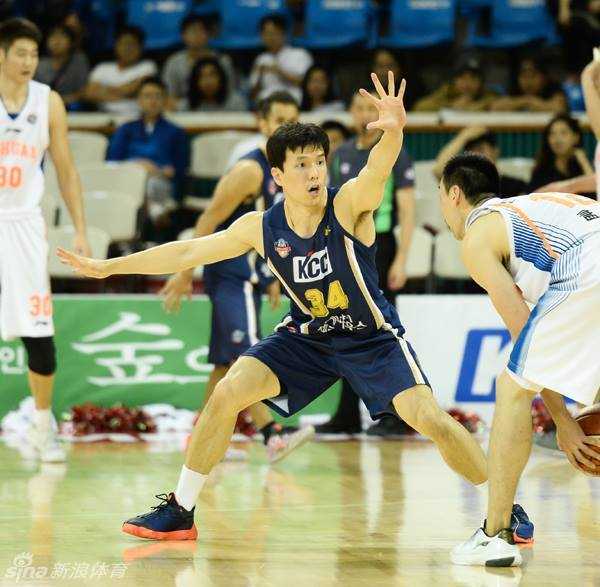亚洲篮球冠军联赛揭幕战遗憾落败,四川男篮加时惜败韩国劲旅 对方外援在三分线外干拔跳投,手感火热的他自信出手,篮球在空中划出一道美丽的弧线,直奔篮筐而去。