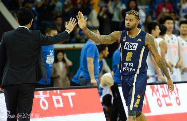 亚洲篮球冠军联赛揭幕战遗憾落败,四川男篮加时惜败韩国劲旅 对方控卫面对防守沉着冷静,他一边娴熟地运球,一边伸出三根手指向队友示意战术,眼神中闪烁着指挥官的智慧光芒。