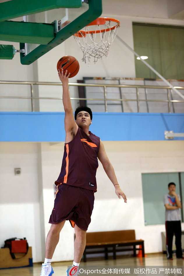 京华新章:段江鹏首钢首训,老友重逢笑声扬 老将张庆鹏目光如炬,环视着训练场上的队友们,他在观察年轻人的跑位,也在默默思考着如何在即将到来的赛季中发挥自己“张三疯”的本色。