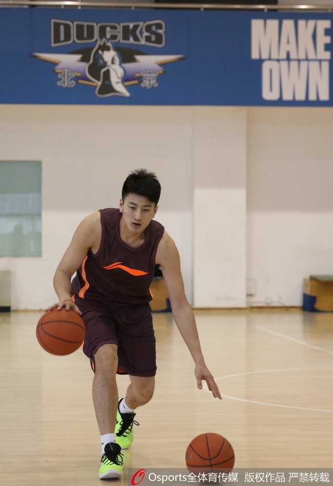 京华新章:段江鹏首钢首训,老友重逢笑声扬 新援段江鹏在训练中全神贯注地做运球练习,篮球在他手中如同听话的精灵,反复穿梭,汗水已浸湿他的球衣,预示着在新东家奋斗的决心。