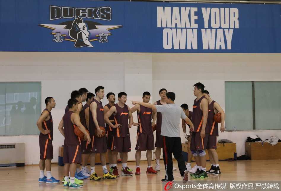 京华新章:段江鹏首钢首训,老友重逢笑声扬 投篮训练环节,段江鹏在三分线外从容起跳,手指轻柔拨球,目光紧锁篮筐,队友们则在一旁准备抢篮板,整个训练环节紧凑而有序。