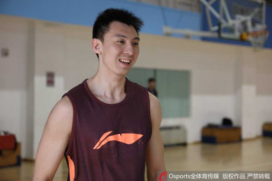 京华新章:段江鹏首钢首训,老友重逢笑声扬 训练场边的吉喆笑容满面,正与队友交流心得,他手臂上结实的肌肉线条在灯光下显得格外清晰,整个人的状态非常放松。