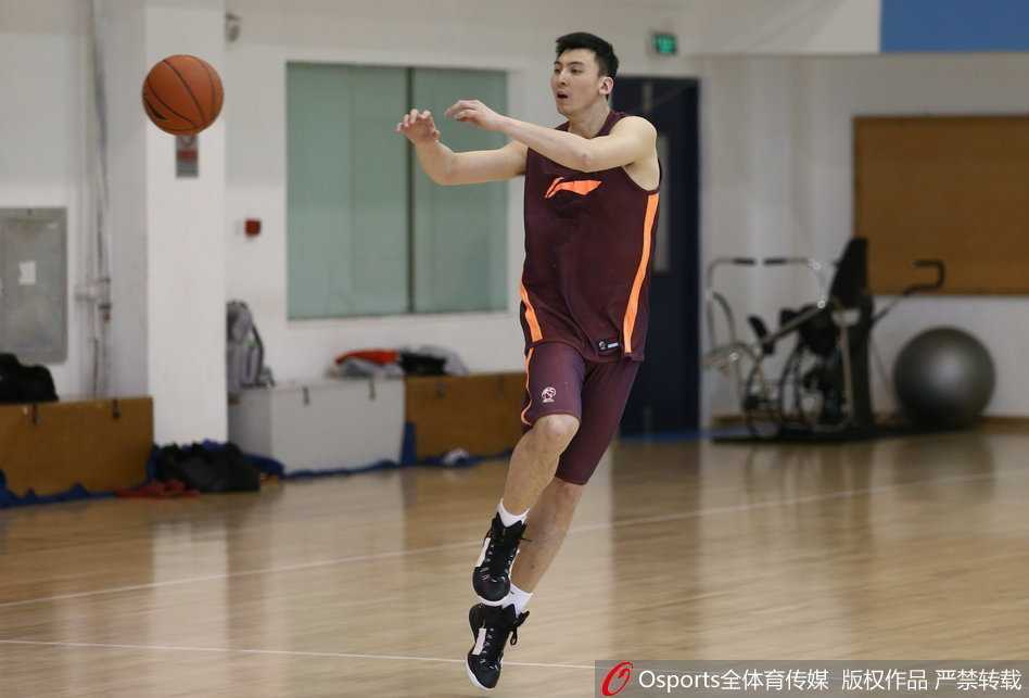 京华新章:段江鹏首钢首训,老友重逢笑声扬 队长吉喆在训练间隙开怀大笑,眼神中满是对新赛季的期待,身旁的队友也被他的情绪所感染,整个场馆回荡着轻松的笑声。