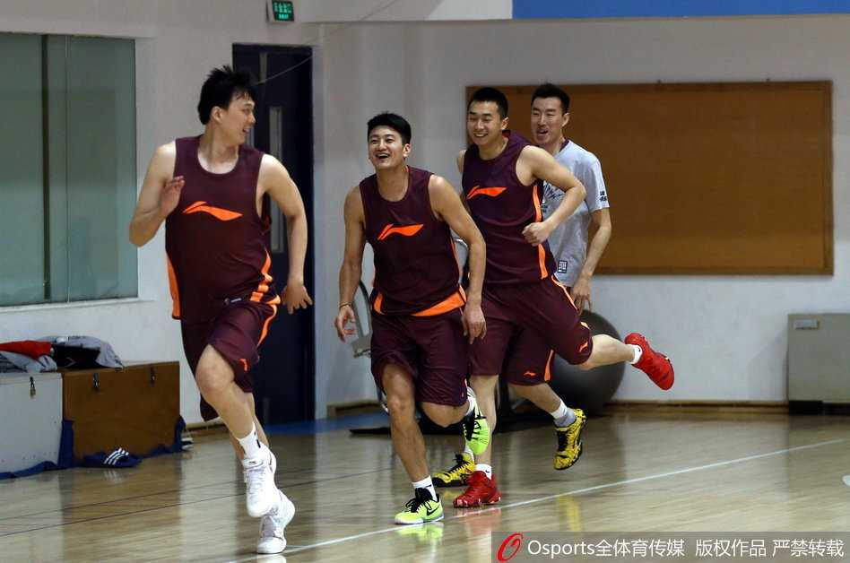 京华新章:段江鹏首钢首训,老友重逢笑声扬 教练员正对着球员的动作进行细致入微的指导,他一只手扶着球员的腰部纠正发力姿势,另一只手比划着战术要点,神情极其严肃。