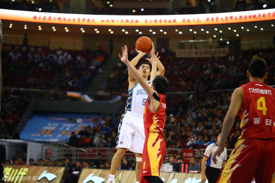 崔晋铭冲锋志气高，京师铁壁亦难摇