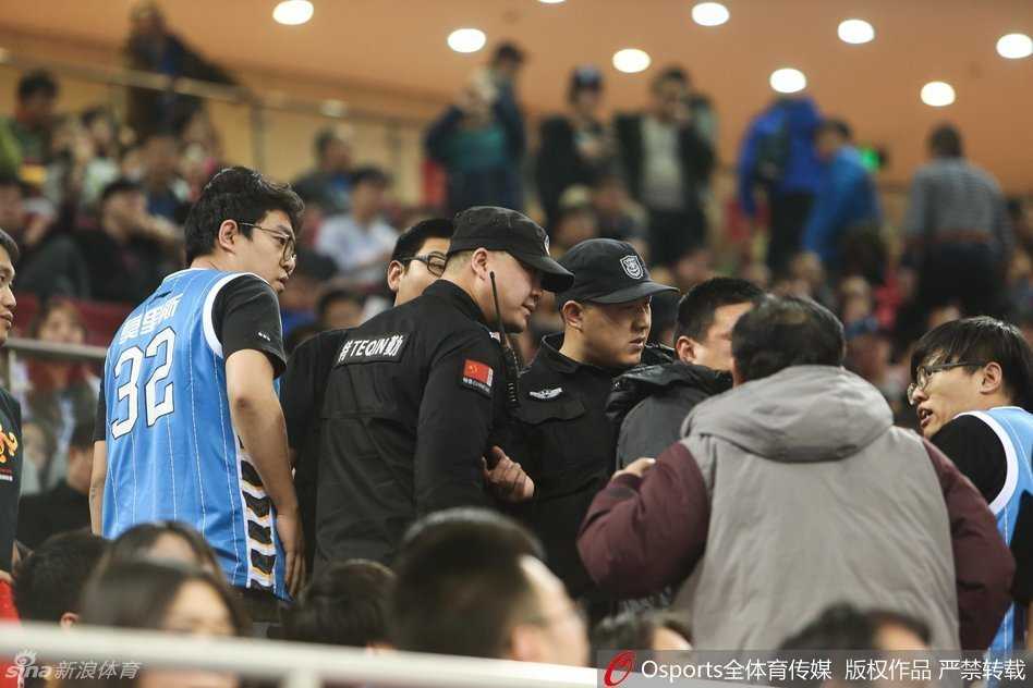 冲突发生后，现场气氛骤然紧张，多名安保和工作人员围成人墙，紧紧抱住一名情绪仍在失控边缘的球迷，防止事态进一步升级。