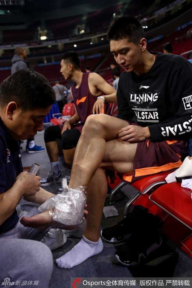 主教练闵鹿蕾在场边接受采访，面对话筒他神情专注而严肃，心中早已谋划着主场的作战方略。