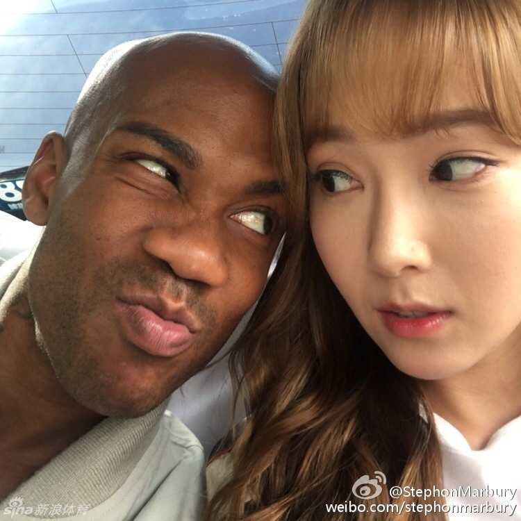 北京队核心外援马布里在社交媒体上分享与郑秀妍的合影，两人脸颊紧贴，对着镜头俏皮地嘟起嘴巴，画面充满了反差萌。