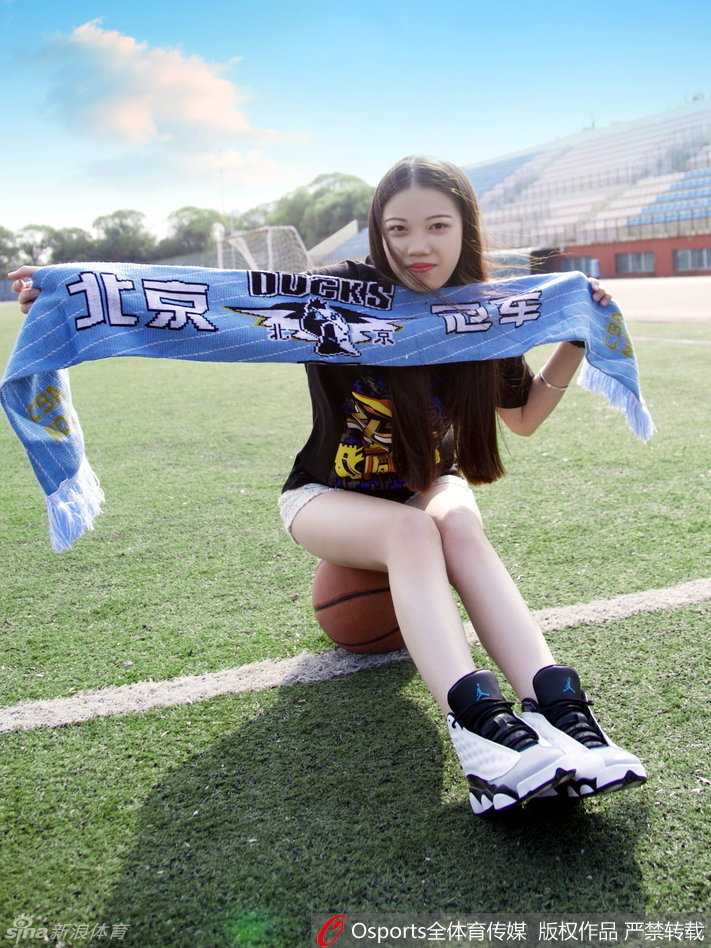 微风吹拂着她及腰的长发，女孩拉举着写满祝福的横幅，脸上洋溢着青春的自信，她以这种独特的方式，在镜头前为首钢队即将到来的比赛蓄力助威。