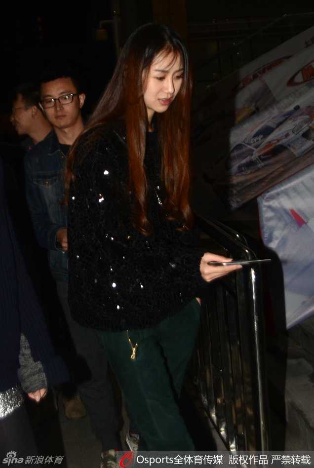 陈露身着简约便装现身球场看台，面对镜头展露明媚笑容，优雅气质在人群中格外抢眼。