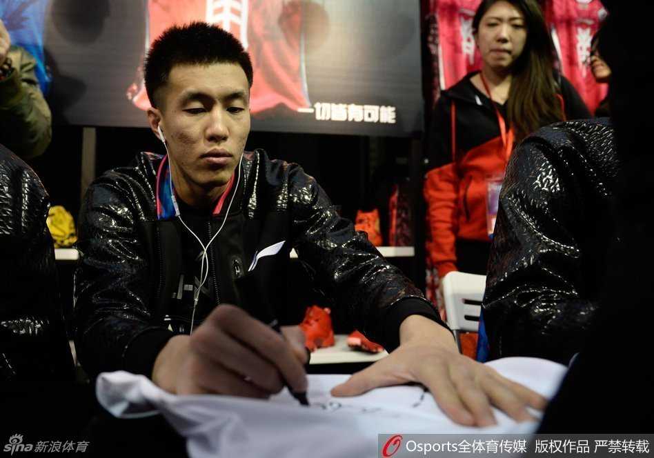 朱芳雨在簽售間隙面帶微笑，這位久經沙場的神射手，在面對可愛的球迷時流露出了溫和體貼的一面。