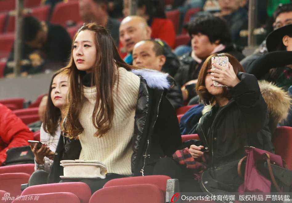 翟晓川女友杨思雨现身看台，一袭黑衣低调沉静，眼神中却满是对赛场的关切与对男友的骄傲。