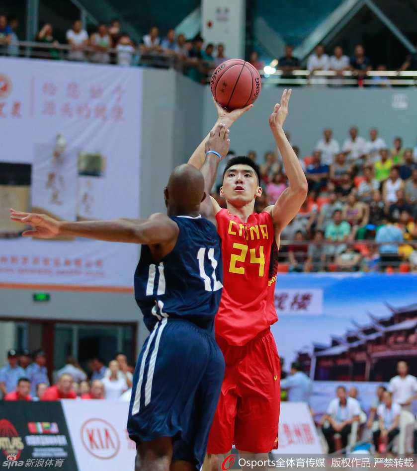 王骁辉面对防守悍将毫无惧色，重心压得极低，篮球在他手中如同黏住一般，稳步向前场推进。