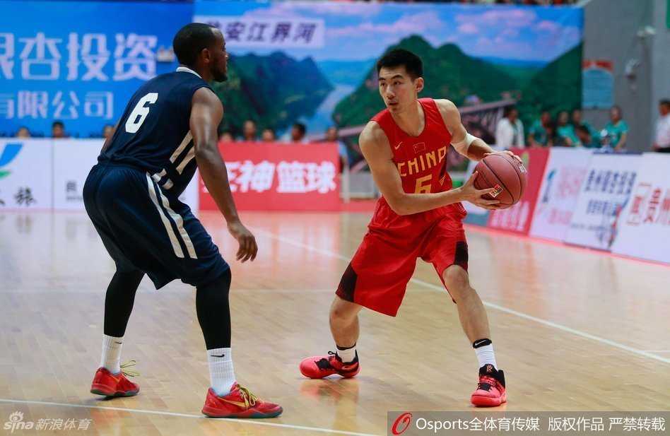 王骁辉眼神如炬，捕捉到稍纵即逝的战机，他猛地加速启动，像一道闪电般直插对手腹地。