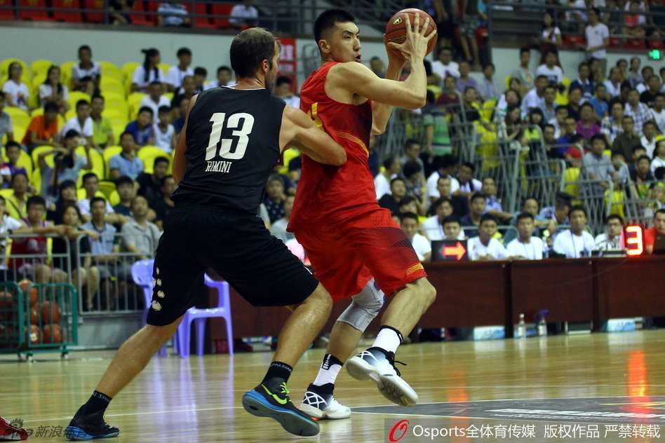 京城后卫方硕国奥争霸赛闪耀全场 方硕带球加速突破,如利刃般瞬间过掉意大利队的防守球员
