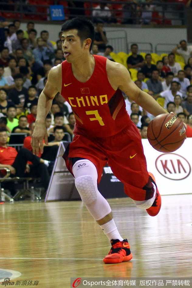 京城后卫方硕国奥争霸赛闪耀全场 方硕急停跳投出手后,篮球在空中划出完美弧线,直奔篮筐而去