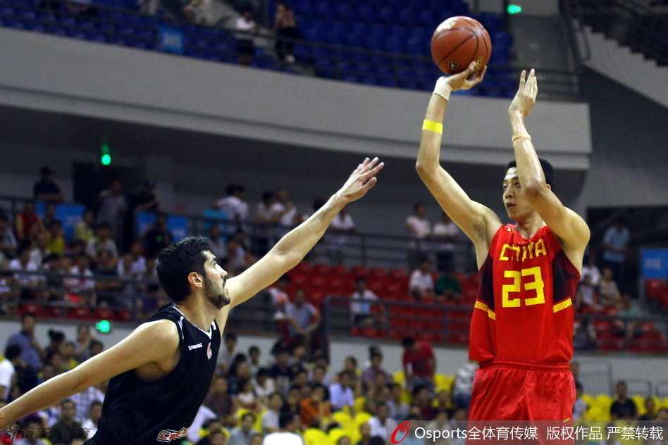 京城后卫方硕国奥争霸赛闪耀全场 方硕背身单打意大利后卫,利用强壮的身体和灵活的脚步寻找进攻机会