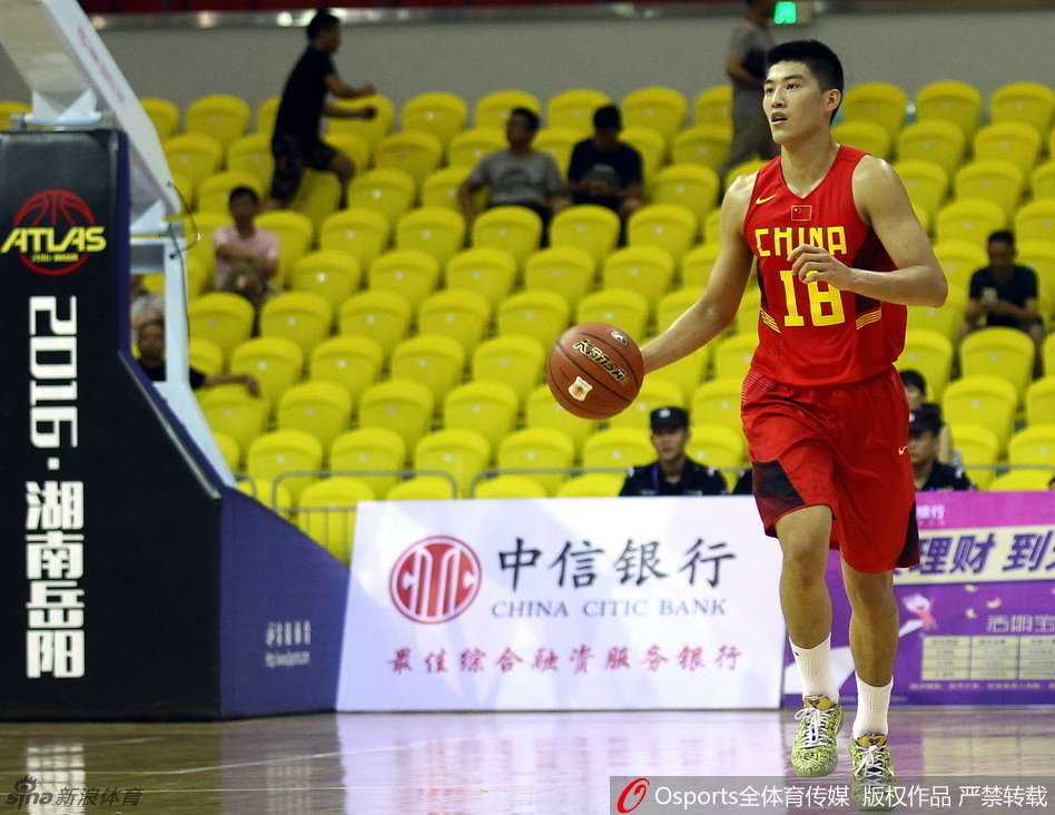 京城后卫方硕国奥争霸赛闪耀全场 方硕在罚球线附近急停跳投,动作舒展飘逸,篮球应声入网