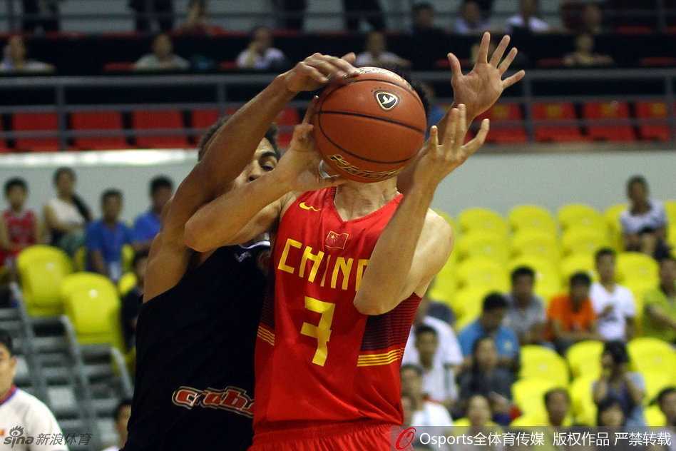 京城后卫方硕国奥争霸赛闪耀全场 方硕在三分线外持球,面对封盖毫无惧色,果断出手投篮