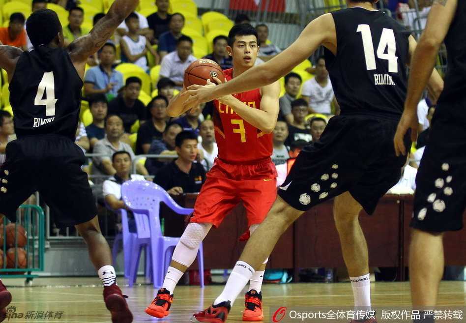 京城后卫方硕国奥争霸赛闪耀全场 方硕面对意大利防守球员,冷静地将球推进过半场,眼神犀利寻找队友