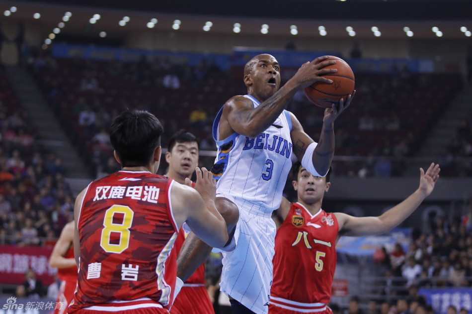 京城夜战老马腾空孙悦复出 首钢铁血防守降服八一 翟晓川持球反击如单骑闯关,一骑绝尘杀向八一队篮筐,展现出惊人的爆发力。