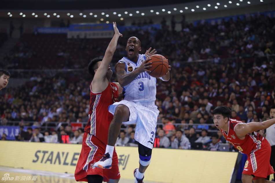 京城夜战老马腾空孙悦复出 首钢铁血防守降服八一 斯蒂芬·马布里在人群中强行突破,腾空而起试图穿越八一队的重重防线,眼神坚毅如铁。
