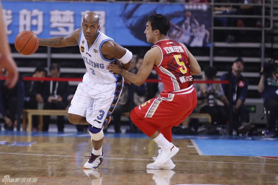 京城夜战老马腾空孙悦复出 首钢铁血防守降服八一 替补席上的孙悦专注地看着场内,伸出手挠了挠头,似乎在思考如何破解对手的进攻。