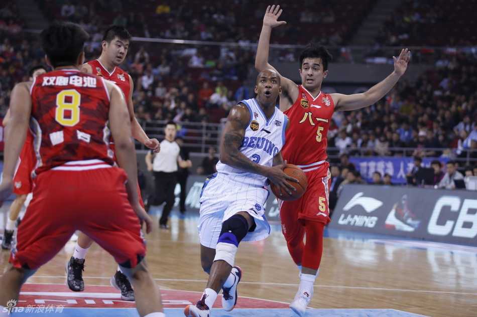 京城夜战老马腾空孙悦复出 首钢铁血防守降服八一 老马在边线与裁判进行沟通,双手比划着解释场上情况,试图为球队争取有利判罚。