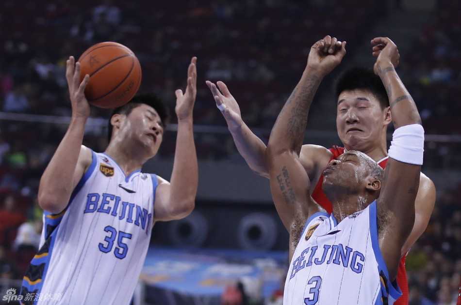 京城夜战老马腾空孙悦复出 首钢铁血防守降服八一 张庆鹏张开双臂死贴防守人,脚步移动迅速,展现了拼命三郎的本色。