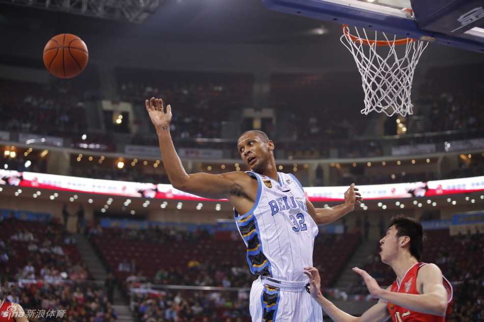 京城夜战老马腾空孙悦复出 首钢铁血防守降服八一 马布里在身体对抗后失去平衡,但在倒地前依然将球抛出,展现出超强的核心力量。