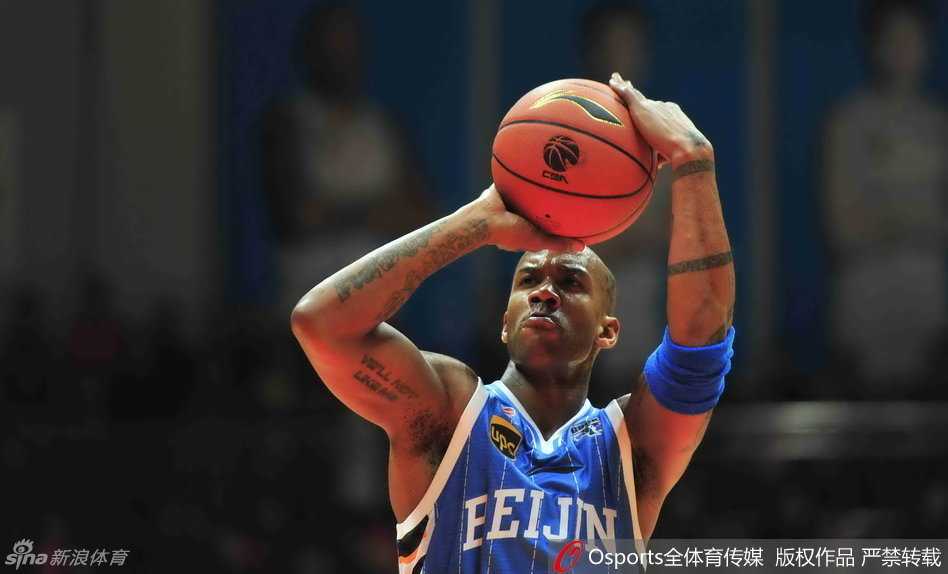 京城夜未央,天山雄鹰折翼处:京疆大战宿命轮回 闵鹿蕾眉头紧锁,双手拢在嘴边形成喇叭状,身体前倾仿佛要冲进场内,眼中的血丝和额头的青筋诉说着比赛的惨烈与他对胜利的极度渴望。