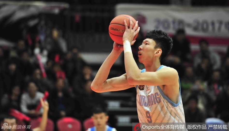 京城夜未央,天山雄鹰折翼处:京疆大战宿命轮回 周琦伸直修长的手臂轻舒猿臂,指尖几乎碰到篮板上沿,在北京队后卫慌乱出手的瞬间,一张遮天蔽日的大网已然笼罩了整个篮筐。