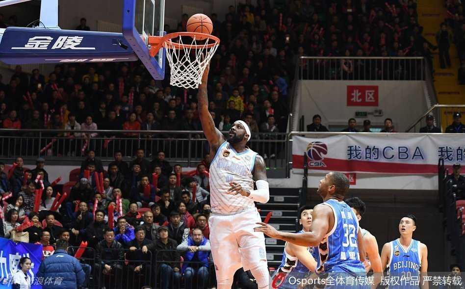 京城夜未央,天山雄鹰折翼处:京疆大战宿命轮回 马布里眼神坚毅如铁,面对新疆队多人合围强行突破,老迈的身躯在空中扭曲成一张弓,指尖轻柔地将球推向篮板,这是属于四十岁斗士的不屈宣言。