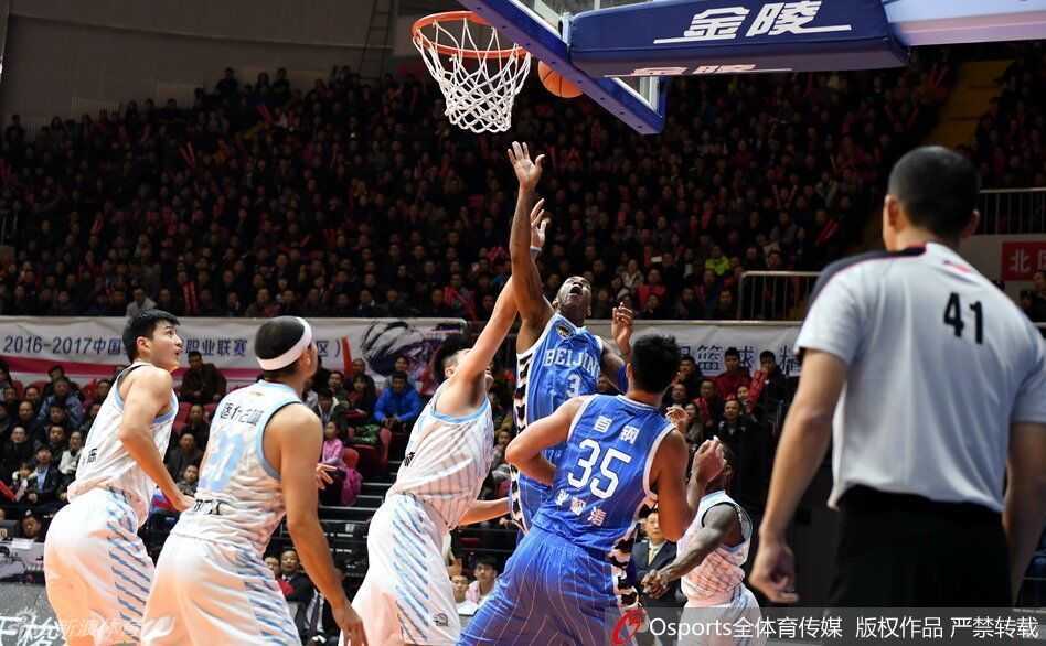 京城夜未央,天山雄鹰折翼处:京疆大战宿命轮回 翟晓川高高跃起在空中截获皮球,落地瞬间已如绷紧的弹簧,目视前场准备发动反击,那股子拼劲仿佛要燃烧整个球场。