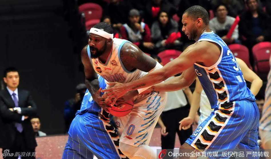 京城夜未央,天山雄鹰折翼处:京疆大战宿命轮回 布拉切泰山压顶,背身单打如重型坦克碾入禁区,莫里斯全力顶防却在对抗中失去平衡,瞬间定格了力量与意志的残酷博弈。