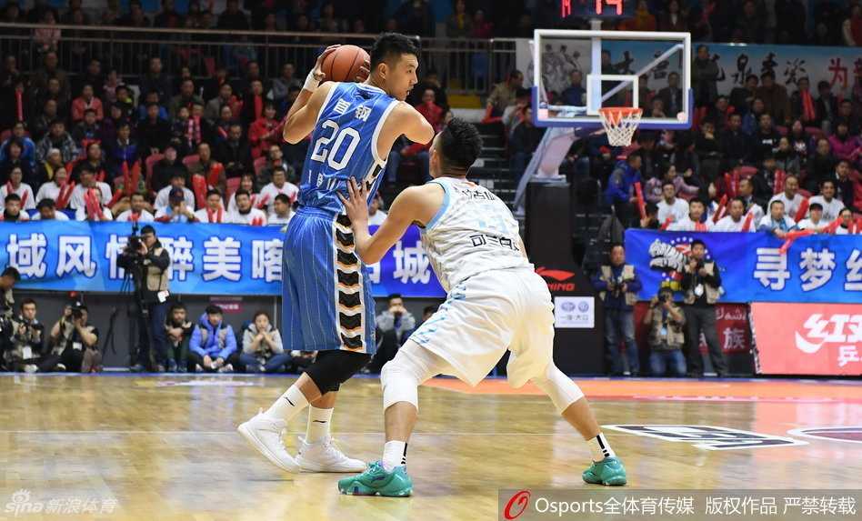 京城夜未央,天山雄鹰折翼处:京疆大战宿命轮回 方硕沉稳地运球穿越半场,眼神余光扫视着队友的跑位,年轻的脸上写满了与年龄不符的冷静,此刻的每一次推进都可能撕开对手的防线。